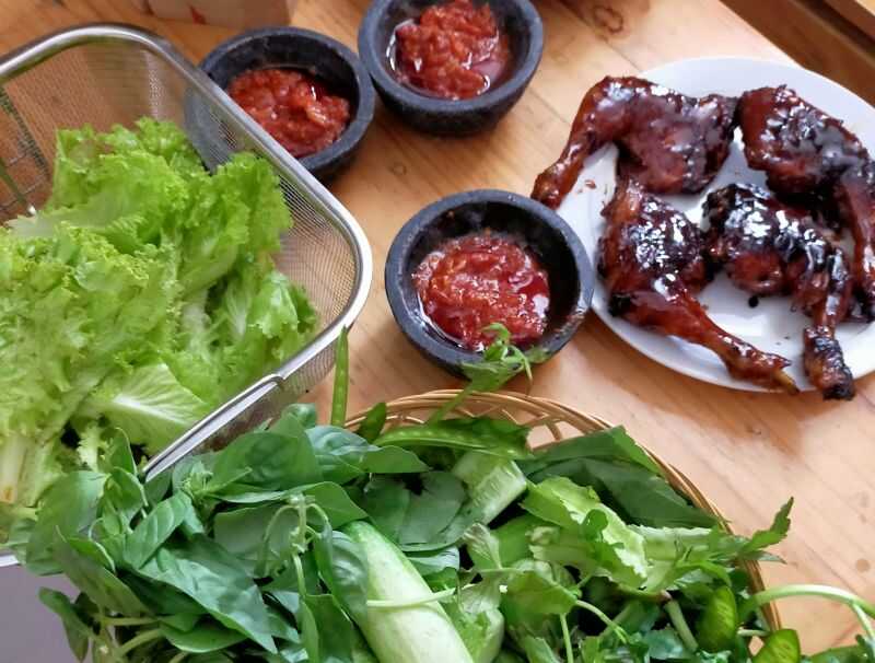 menu ayam bakar sambal lalap