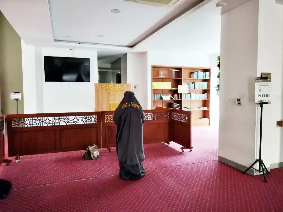 ruang perpustakaan dan salat akhwat