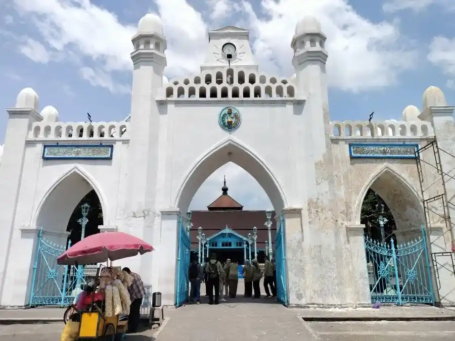 gerbang masjid