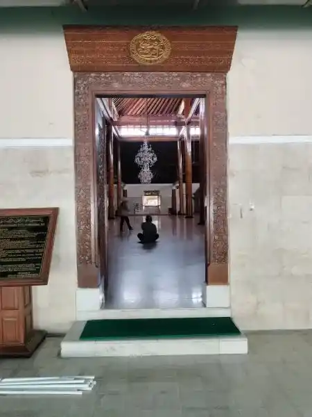 pintu ke ruang salat