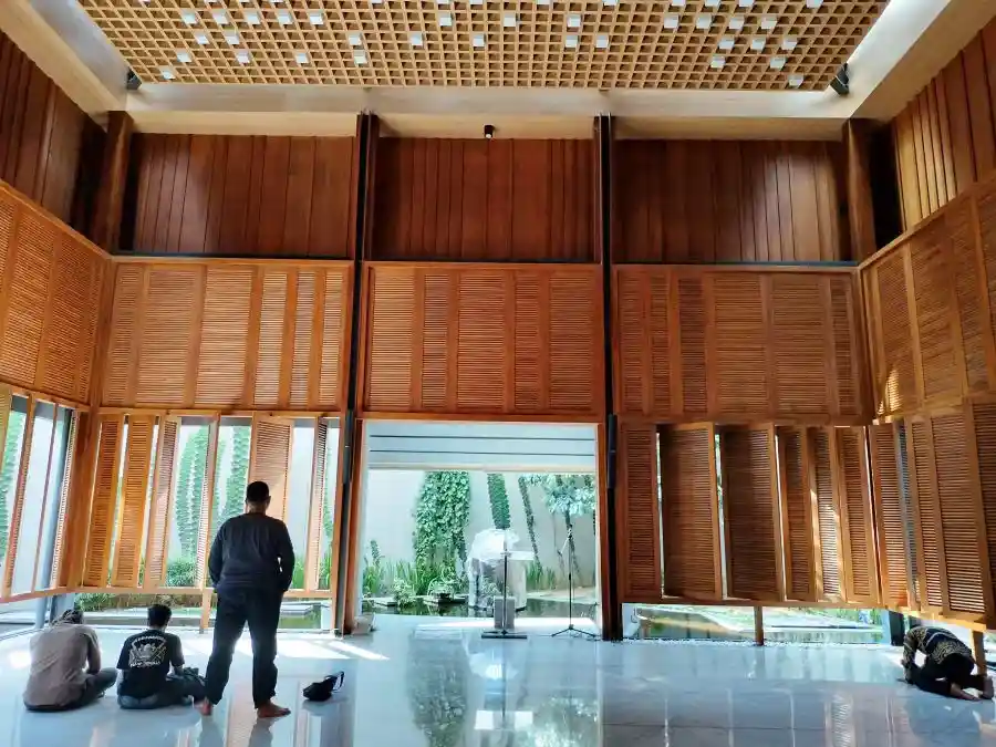 Bagaimana Tata Cahaya Interior Masjid Menciptakan Kekhusyukan